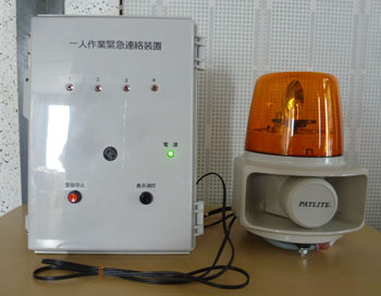 警報表示盤に音声アナウンスを流す大型回転灯を接続した納品写真